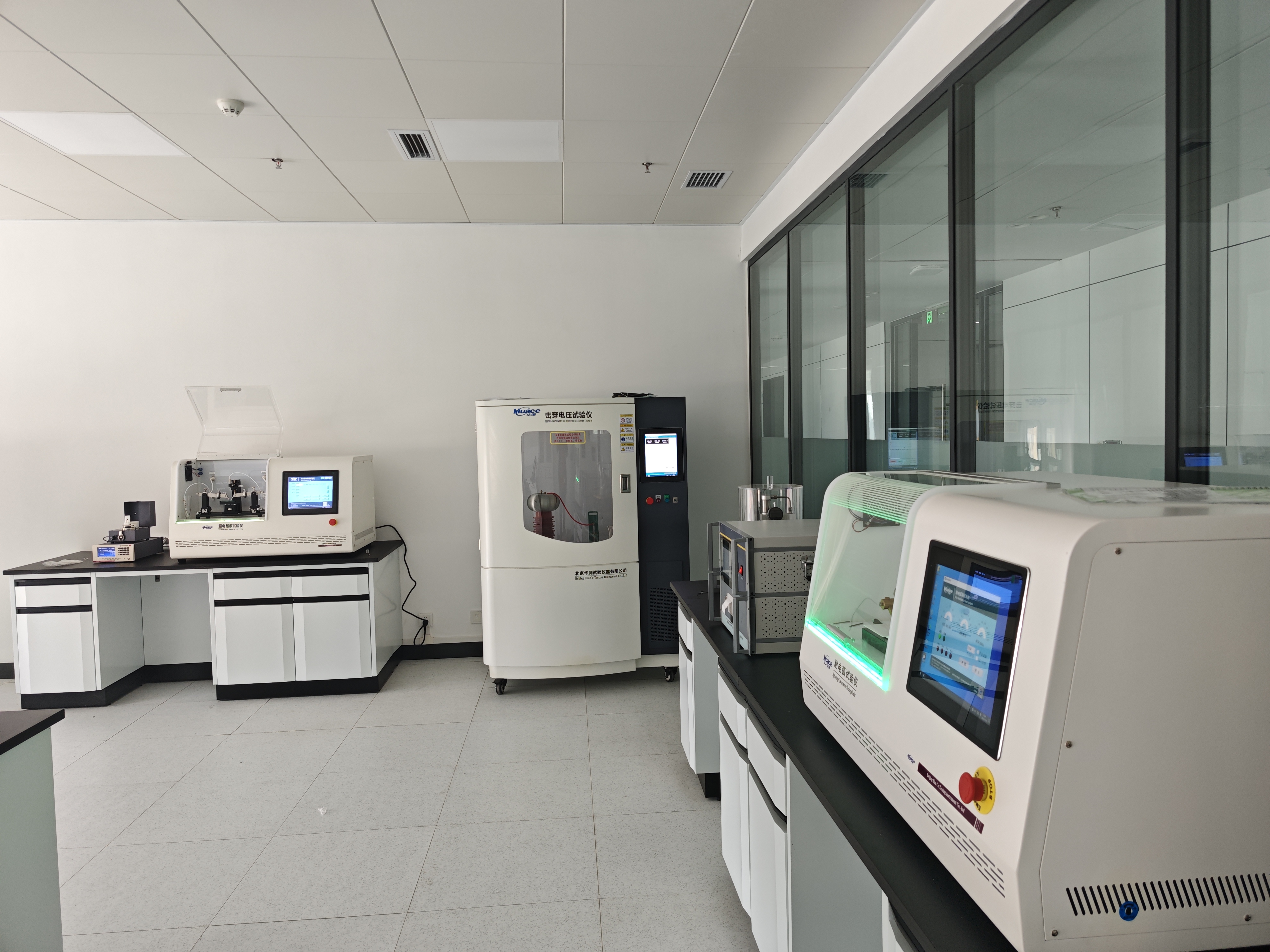 客戶現(xiàn)場(chǎng)：電壓擊穿試驗(yàn)儀、漏電起痕試驗(yàn)儀、耐電弧試驗(yàn)儀、高阻計(jì)