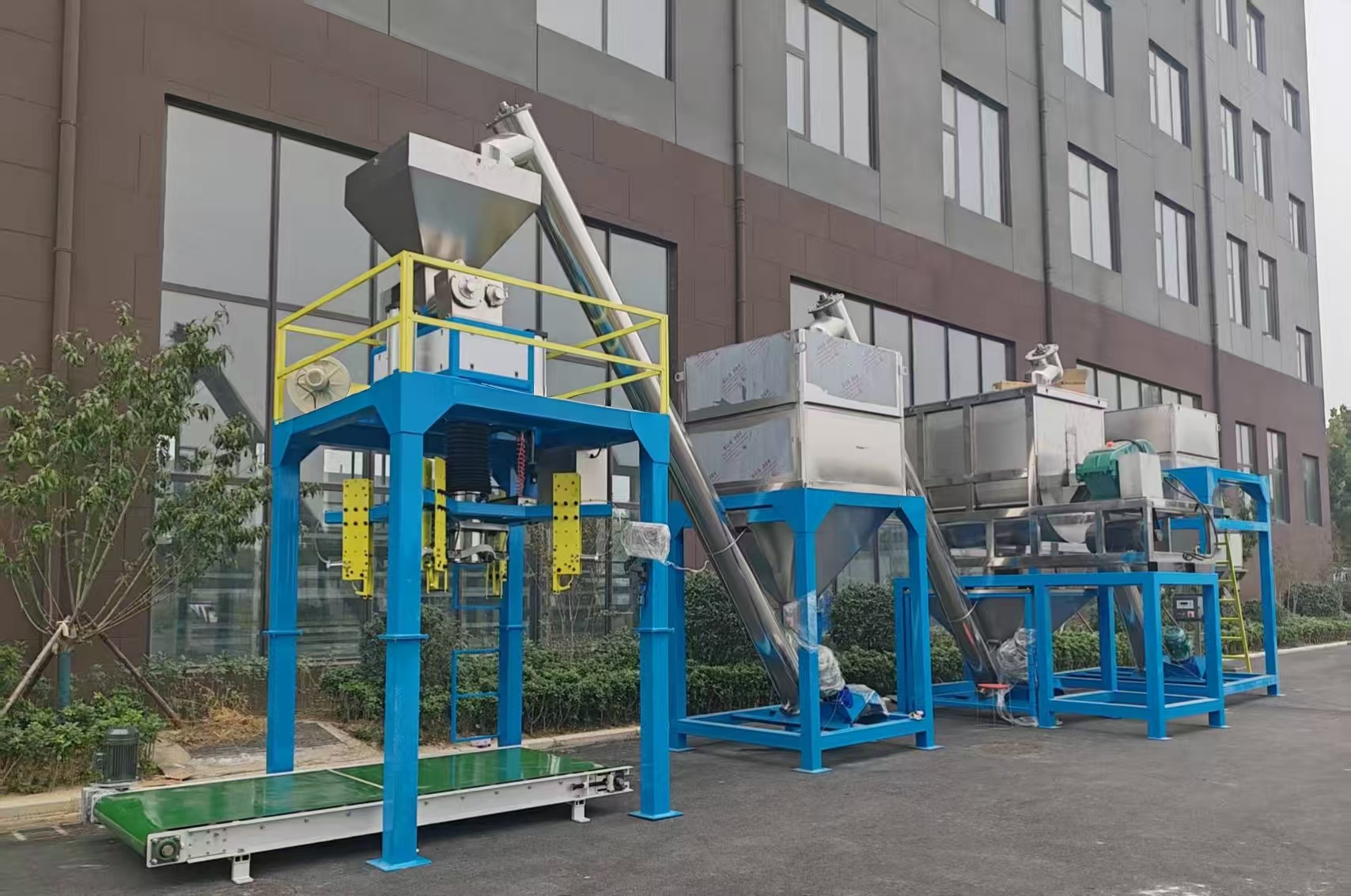 某材料科技有限公司購買了我司一臺噸袋包裝機